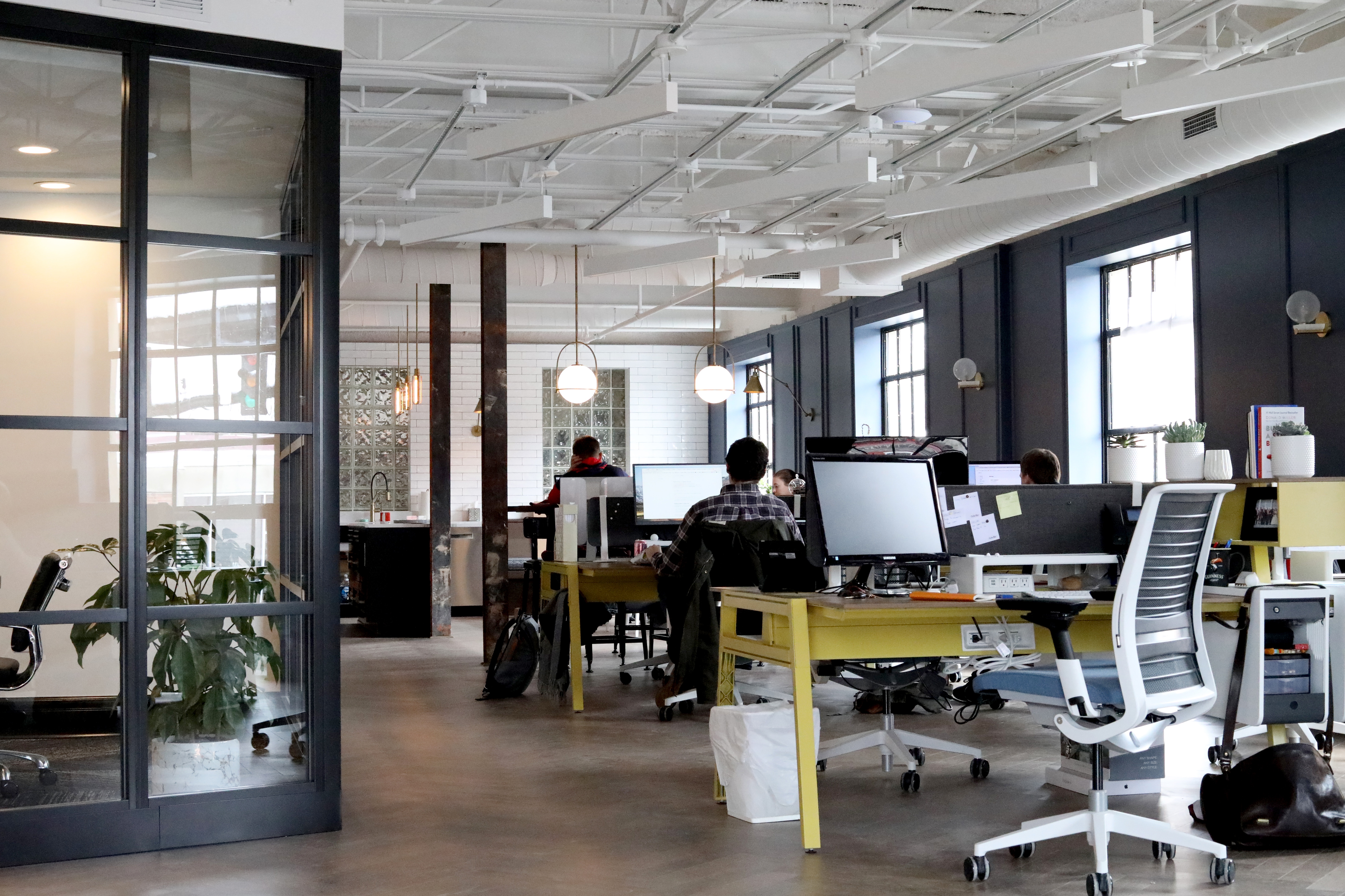 Modern Workplace - Photo by Venveo (unsplash.com)
